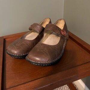 Excellent used condition Alegria Mary Jane’s.